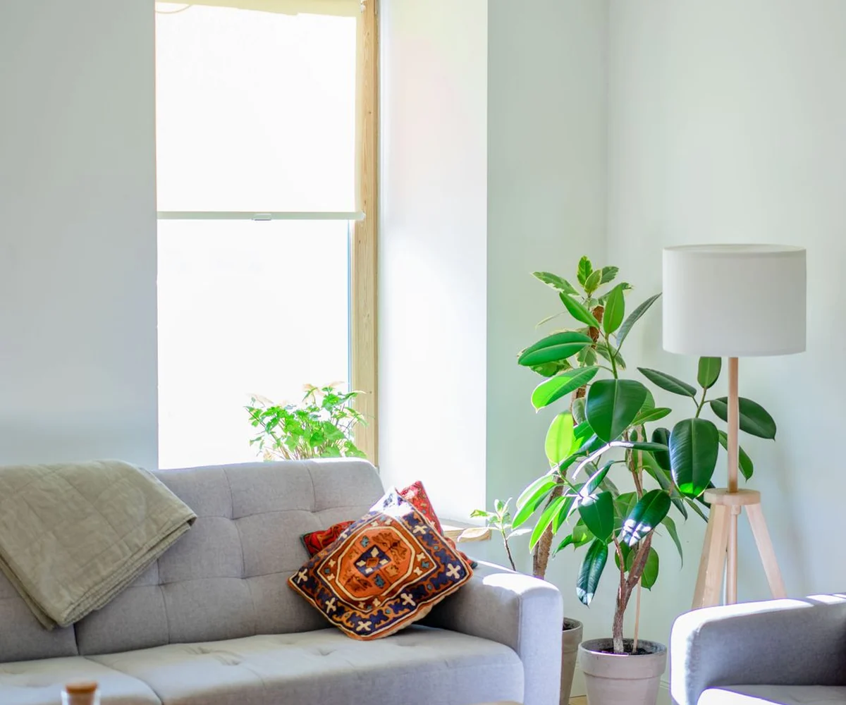 Ruang tamu nyaman dengan sofa dan meja. — foto stok ilustratif, bukan produk atau dukungan FurniNest